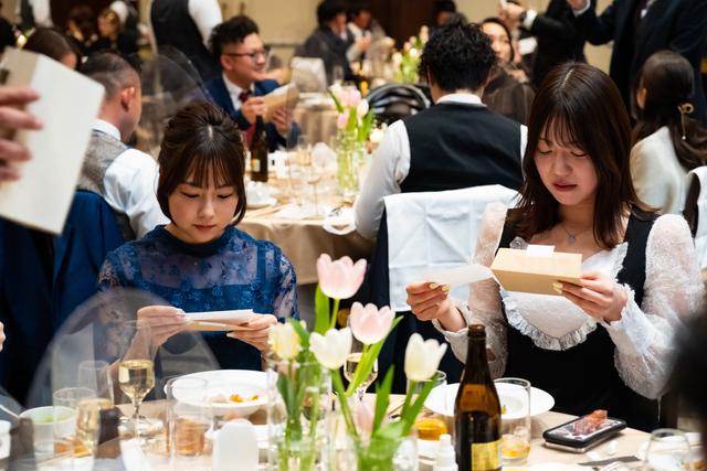 手紙を読むゲストの写真