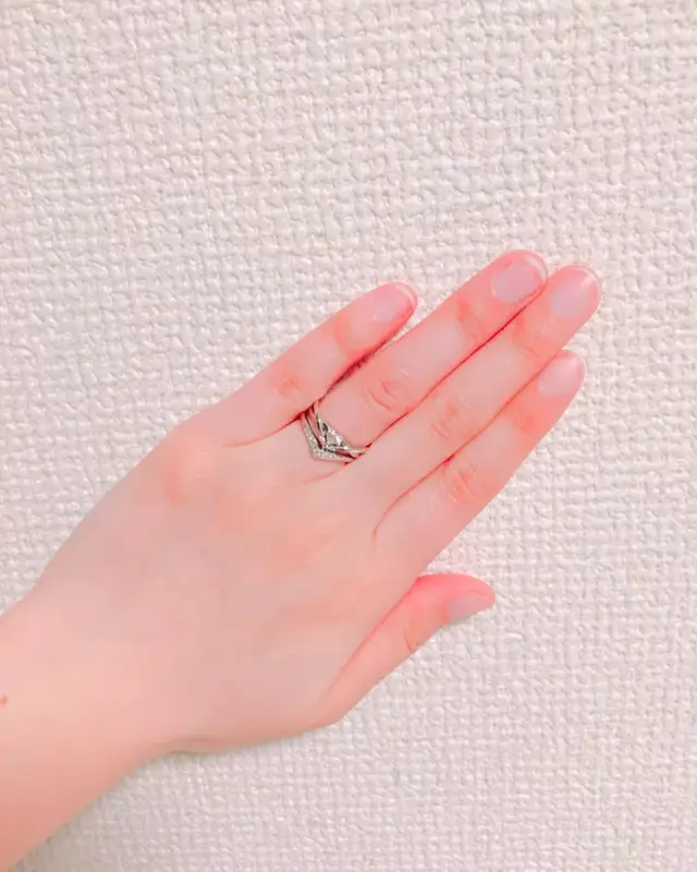 V字ライン同士の重ねづけコーデ