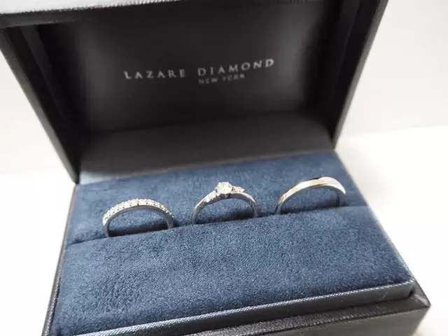結婚指輪と婚約指輪の画像
