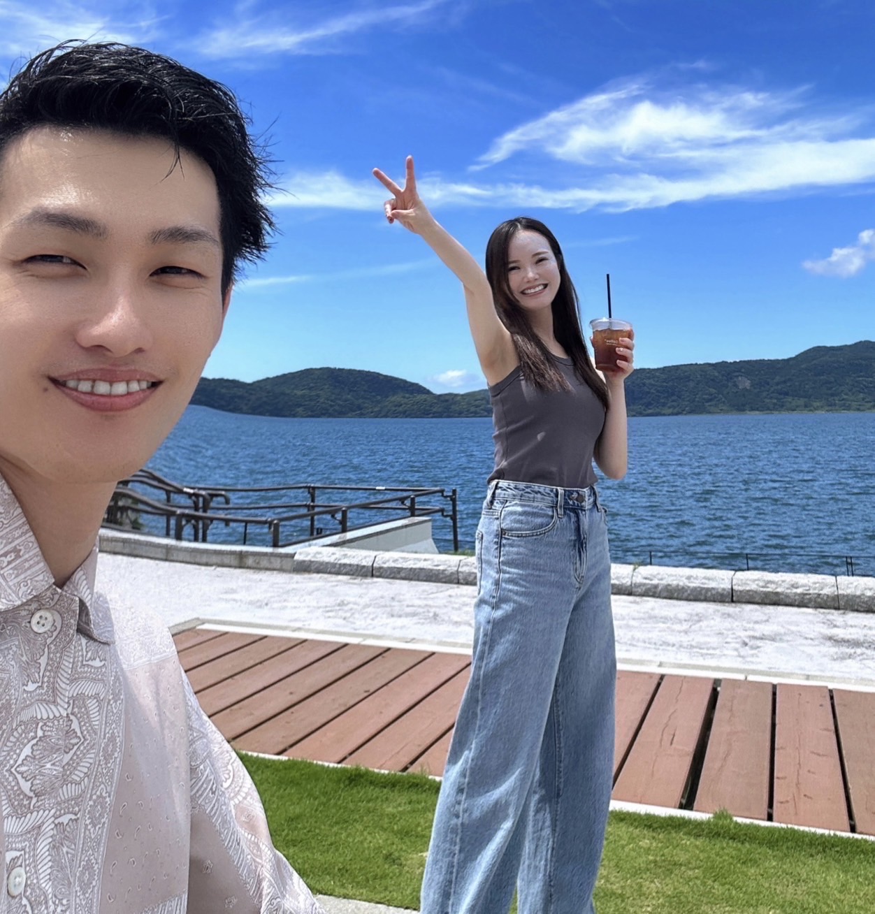 海辺で楽しむ今井雄馬さん・紗耶華さんご夫妻