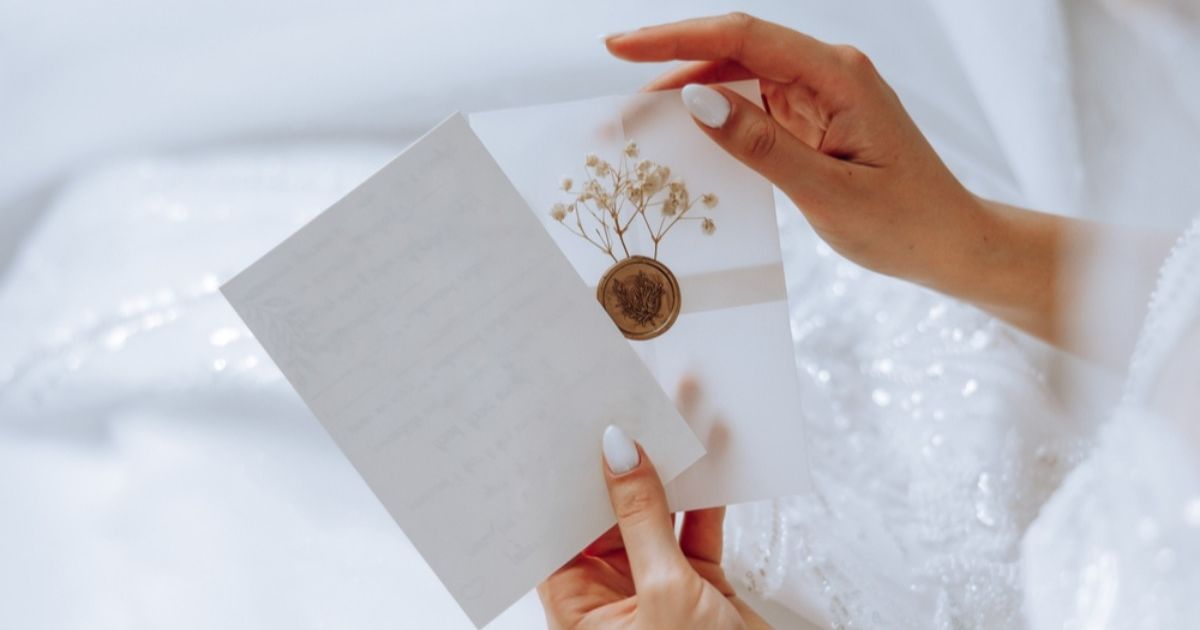 結婚式の招待状は誰に手渡すべき？切手・封筒のマナーと適切な渡し方を 