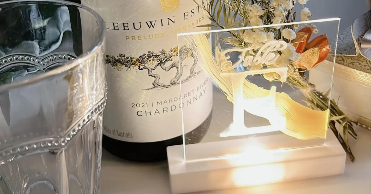 結婚式テーブルナンバーを100均で簡単手作り！「光るテーブルナンバー