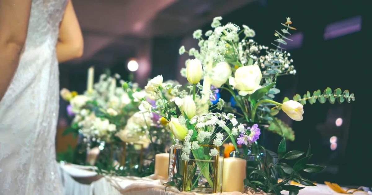 結婚式の会場装花のキホン！種類と相場、しょぼいと思われない節約術も