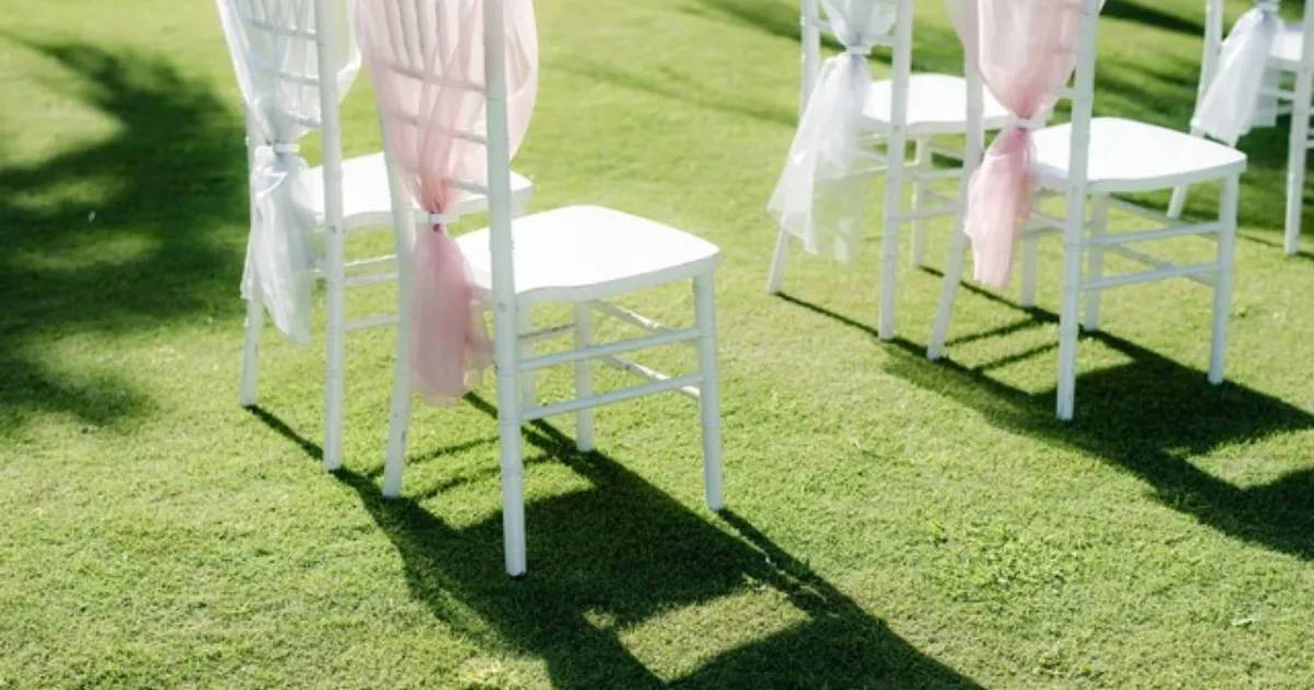 ガーデンウェディングは椅子にもこだわりたい チバリチェア がおしゃれすぎる みんなのウェディングニュース