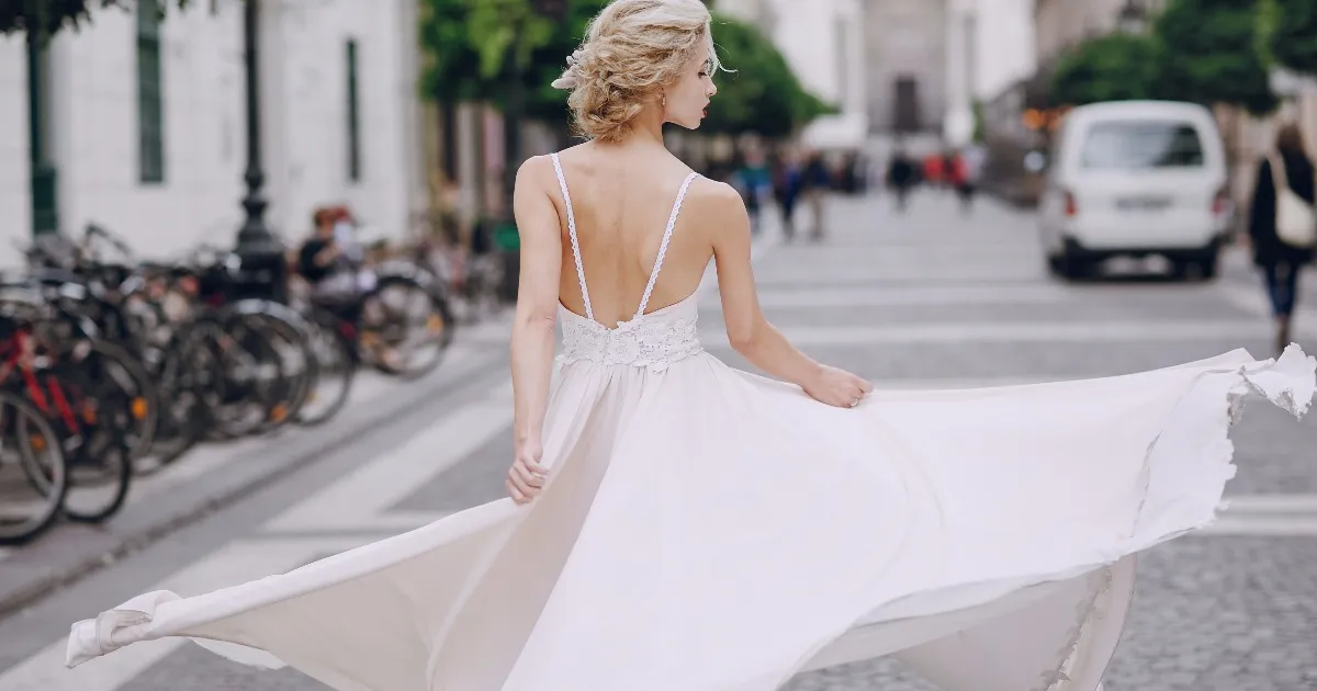 後ろ姿まで釘づけ 背中で魅せるウェディングドレス10選 みんなのウェディングニュース 後ろ姿まで釘づけ 背中で魅せるウェディングドレス10選 みんなのウェディングニュース