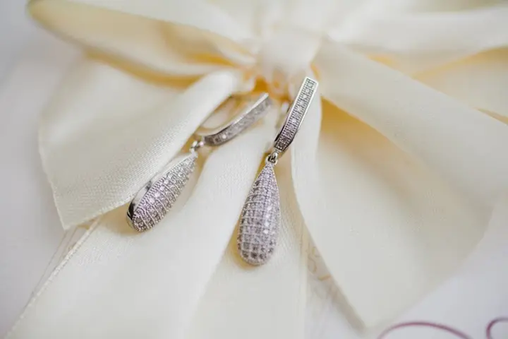 結婚式お呼ばれ女性ゲスト 服装 着用ngのアクセサリー みんなのウェディングニュース