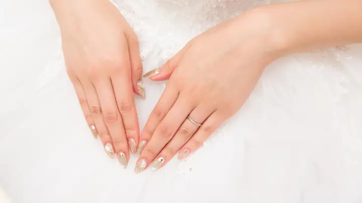 ブライダルネイルは結婚式の何日前にする？基本とおしゃれなデザイン