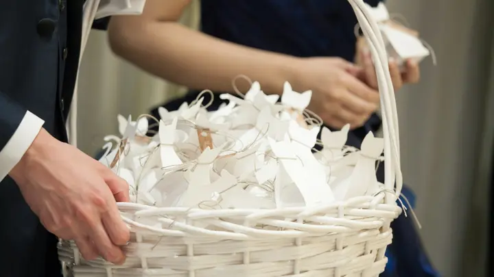 結婚式の退場時に渡すプチギフト 賞味期限切れのお菓子でも気付かれない という花嫁の相談に世間の声は みんなのウェディングニュース