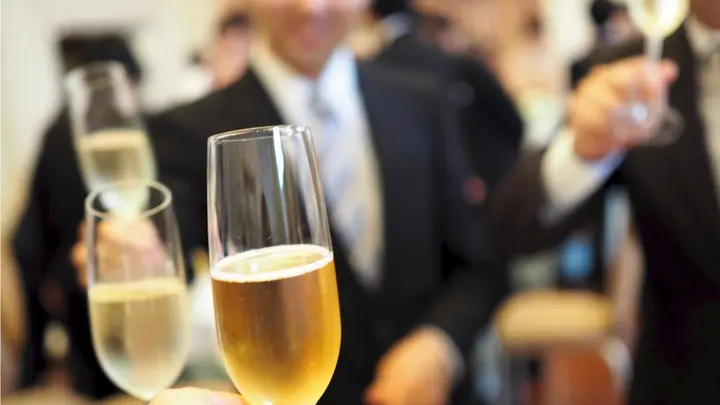 結婚式二次会に友人が3人しか残ってくれない と嘆く新婦に先輩花嫁からナルホドなフォローの声が みんなのウェディングニュース