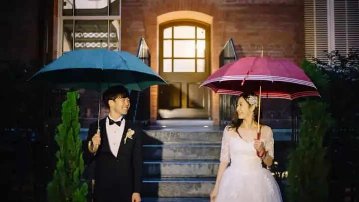 雨の結婚式は 幸せがふりこむ 縁起がいい日 雨の日におすすめの演出やスピーチ ゲストへのおもてなしを解説 みんなのウェディングニュース