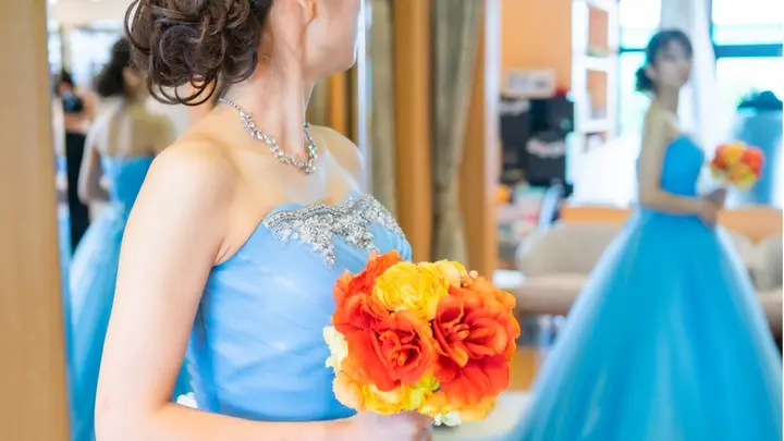 披露宴での演出 賛否両論のゲスト参加型 ドレスの色当てクイズ は本当に盛り上がる 男性ゲストは どうでもいい と思ってる みんなのウェディングニュース