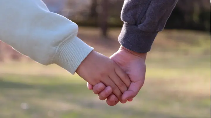 結婚大反対の彼の両親からの嫌味で円形脱毛症に 年下男性との結婚 親に反対されたらどう突破する みんなのウェディングニュース