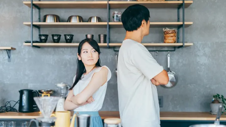 婚約中の彼が行ったグループ旅行に女性が 文句を言ったら逆ギレして 結婚を考え直そう と 女友達との旅行は許すべき みんなのウェディングニュース