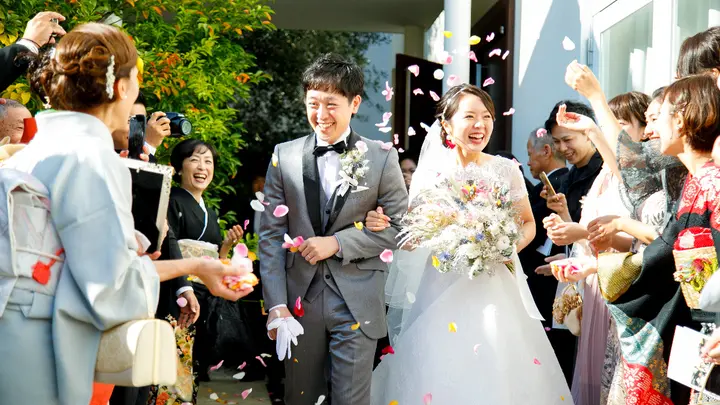 サプライズ演出で感謝を伝えるアットホームなクリスマスウェディング