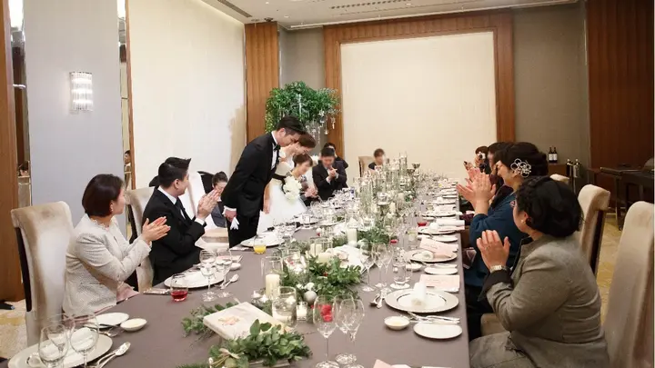 コロナ禍で定番となった 少人数ウェディング 司会は誰がする お金をかけてプロに頼むかが新郎新婦の悩みどころに みんなのウェディングニュース