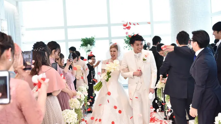 旦那さんはバスケットボール選手 バスケとピンク お花をテーマにした東京シティービューウェディング みんなのウェディングニュース