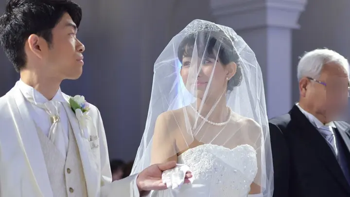 結婚式 確認用 オリジナルセレモニー「確認の儀」で見つめ合うおふたり＊憧れの式場で