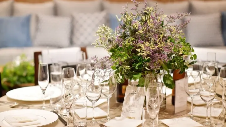 7パターンのテーブル装花とこだわりのアイテムで＊思わず写真を撮り