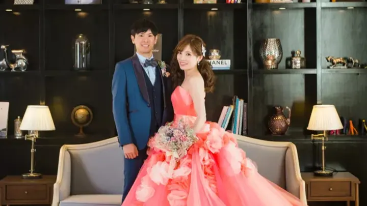 19年トレンドカラー コーラルピンク のカラードレスがかわいい みんなのウェディングニュース