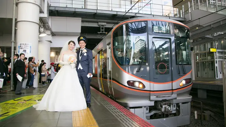 笑顔あふれるブライダルトレイン出発進行！電車で挙げるユニークな結婚