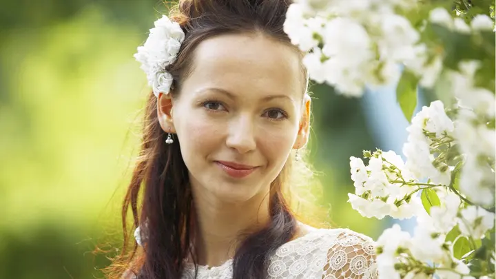 ヘアカラーすべきか悩む黒髪の36歳花嫁にアドバイス続々 ウェディングドレスには一体どんな髪色が合うの みんなのウェディングニュース ヘアカラーすべきか悩む黒髪の36歳花嫁にアドバイス続々 ウェディングドレスには一体どんな髪色が合うの みんなのウェディングニュース