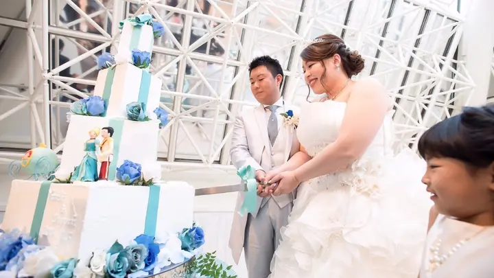 バージンロードはロイヤルブルー テーマカラーにこだわりぬいたウェディング みんなのウェディングニュース