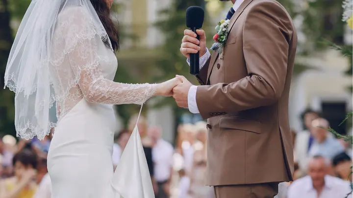 後ろ姿をキレイに魅せたい 挙式スタイルとドレスとの相性をチェック みんなのウェディングニュース