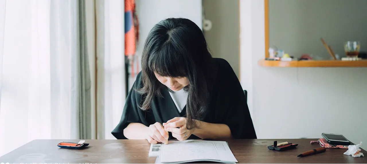 婚姻届を記入している様子