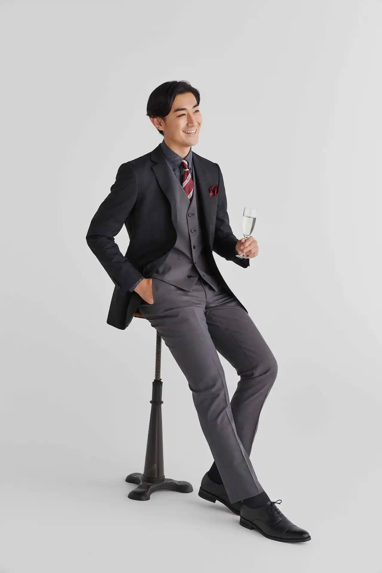 ブライダルシーズンの着回しテク 男性ゲスト必見 6通りに着回せる 6スタイルジャケパンスーツ みんなのウェディングニュース