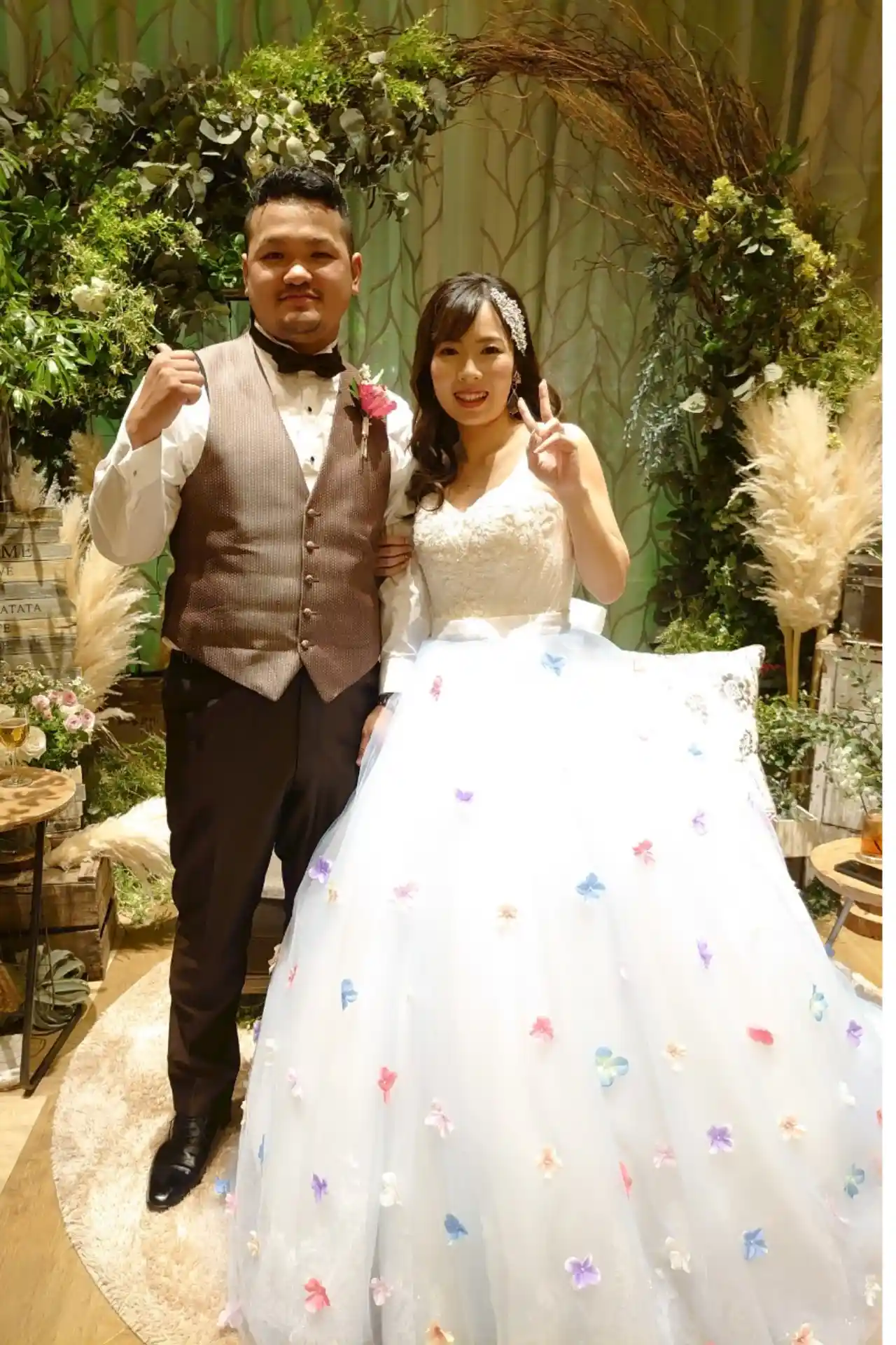 2次会のドレスはウェディングドレスに水色のオーバースカートをつけて簡単イメージチェンジ
