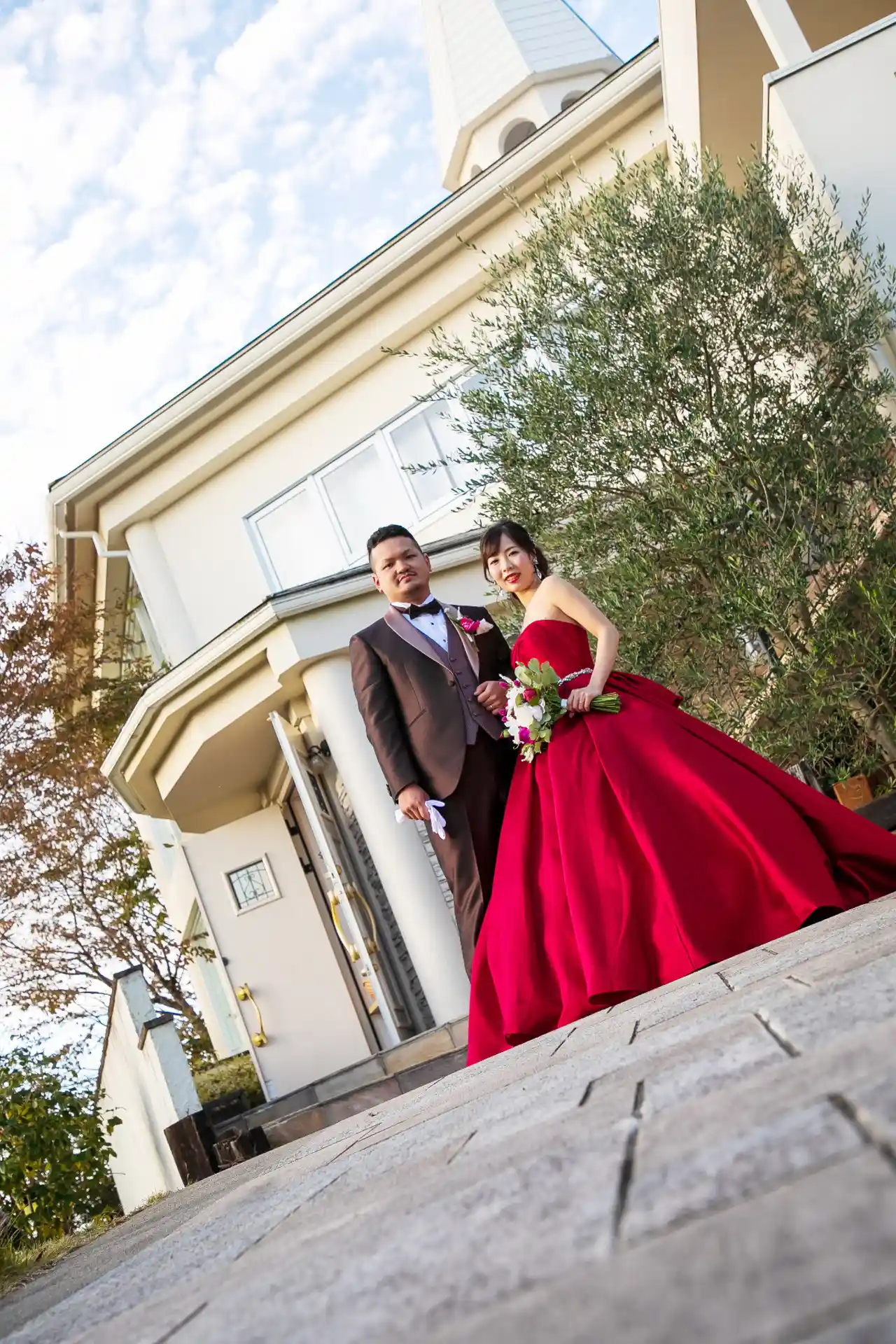 お色直しのドレスは友人の結婚式で見かけなかったレッドカラーでオーダー