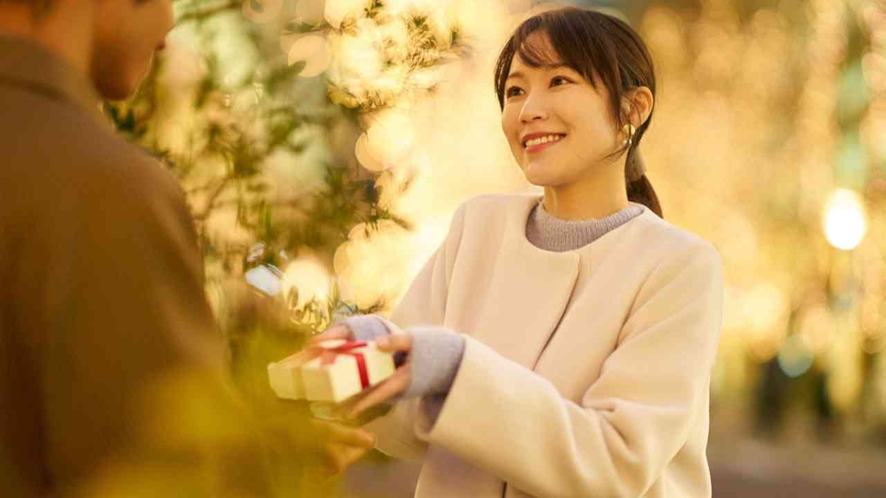 プレゼントを渡す女性