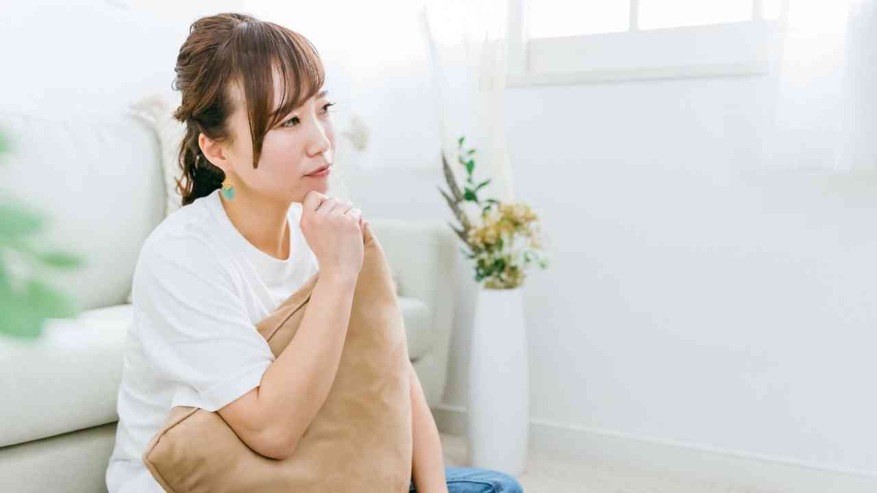 悩む女性