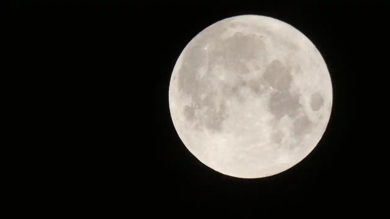 満月の瞬間は8月28日（金）13時19分
