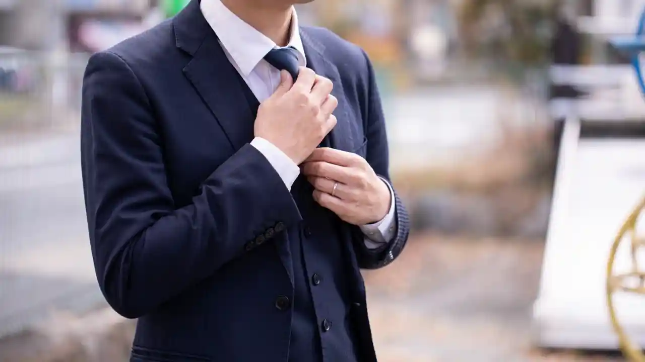 ネクタイを直すスーツの男性　men