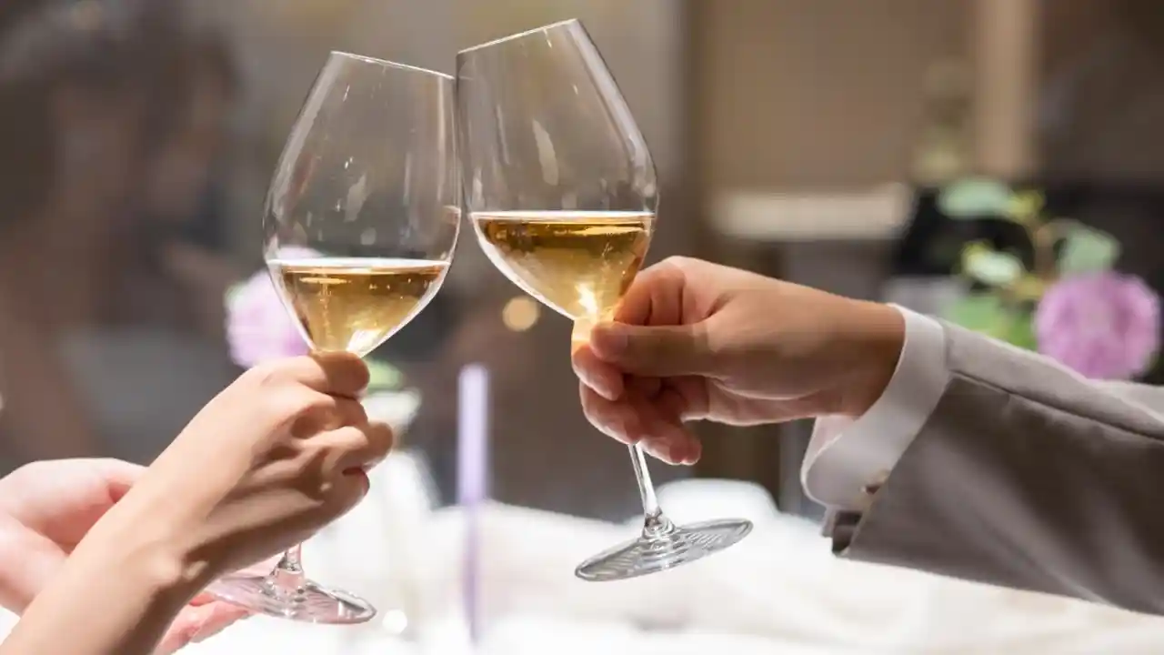 結婚式の二次会の服装マナーは？