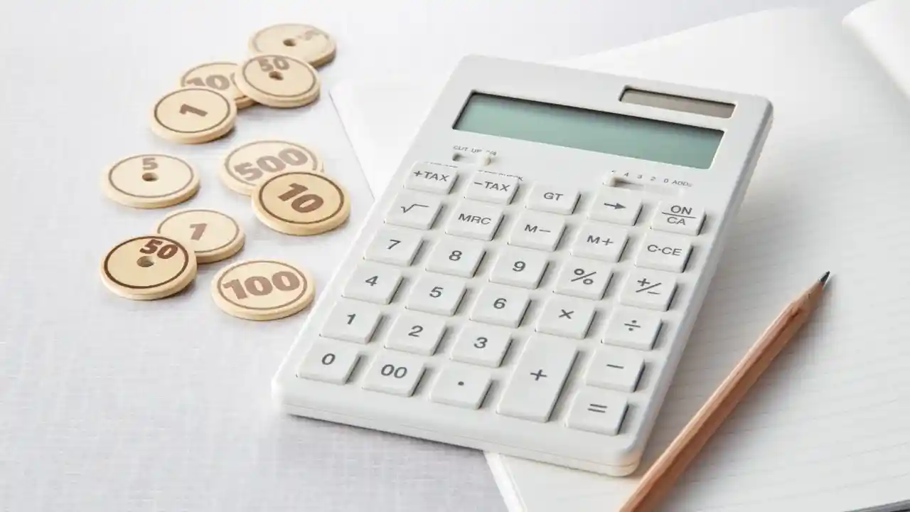 電卓とお金の画像