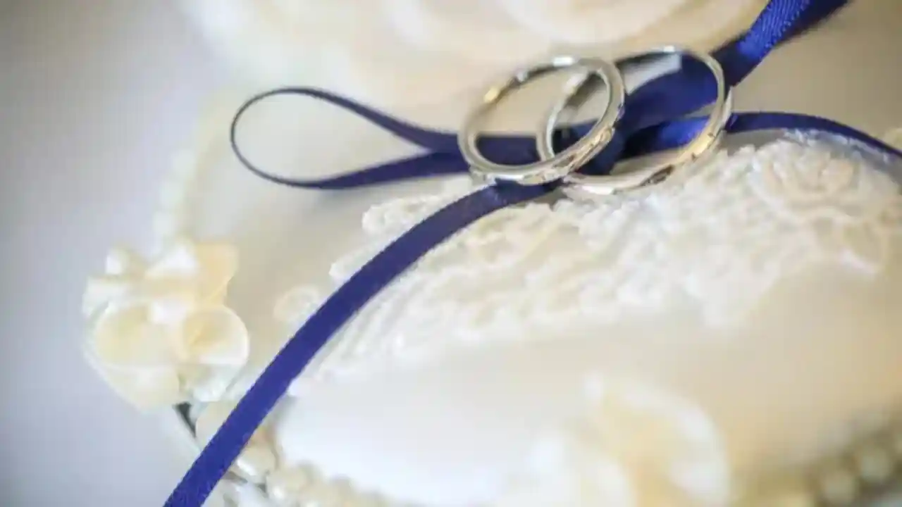 結婚指輪と婚約指輪の画像