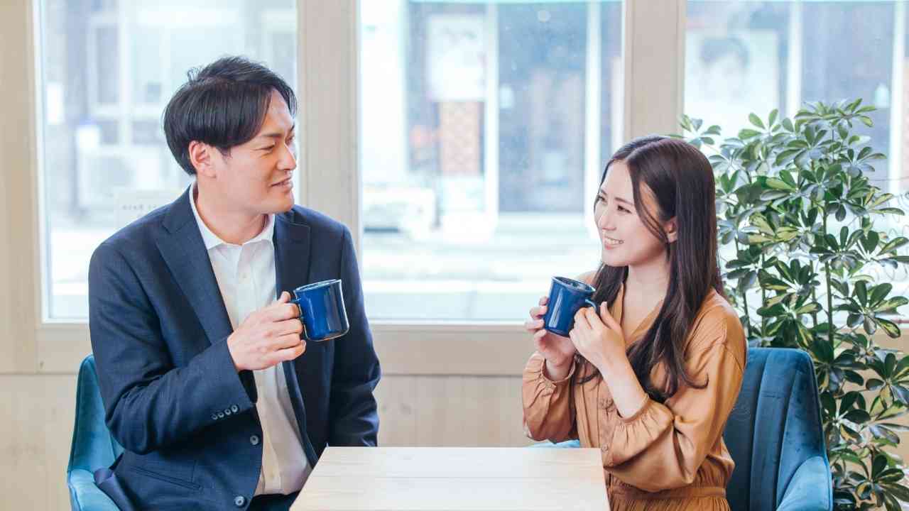 カフェで過ごす男女