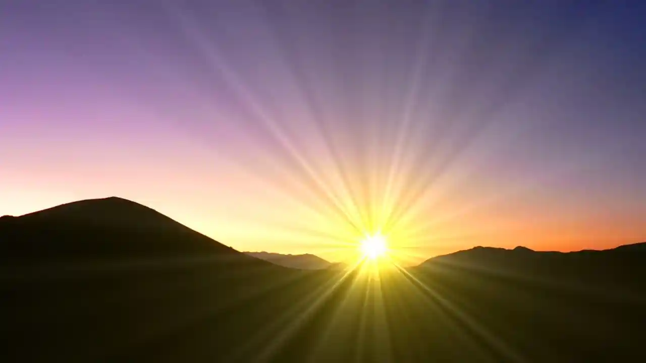 山シルエットと太陽初日の出