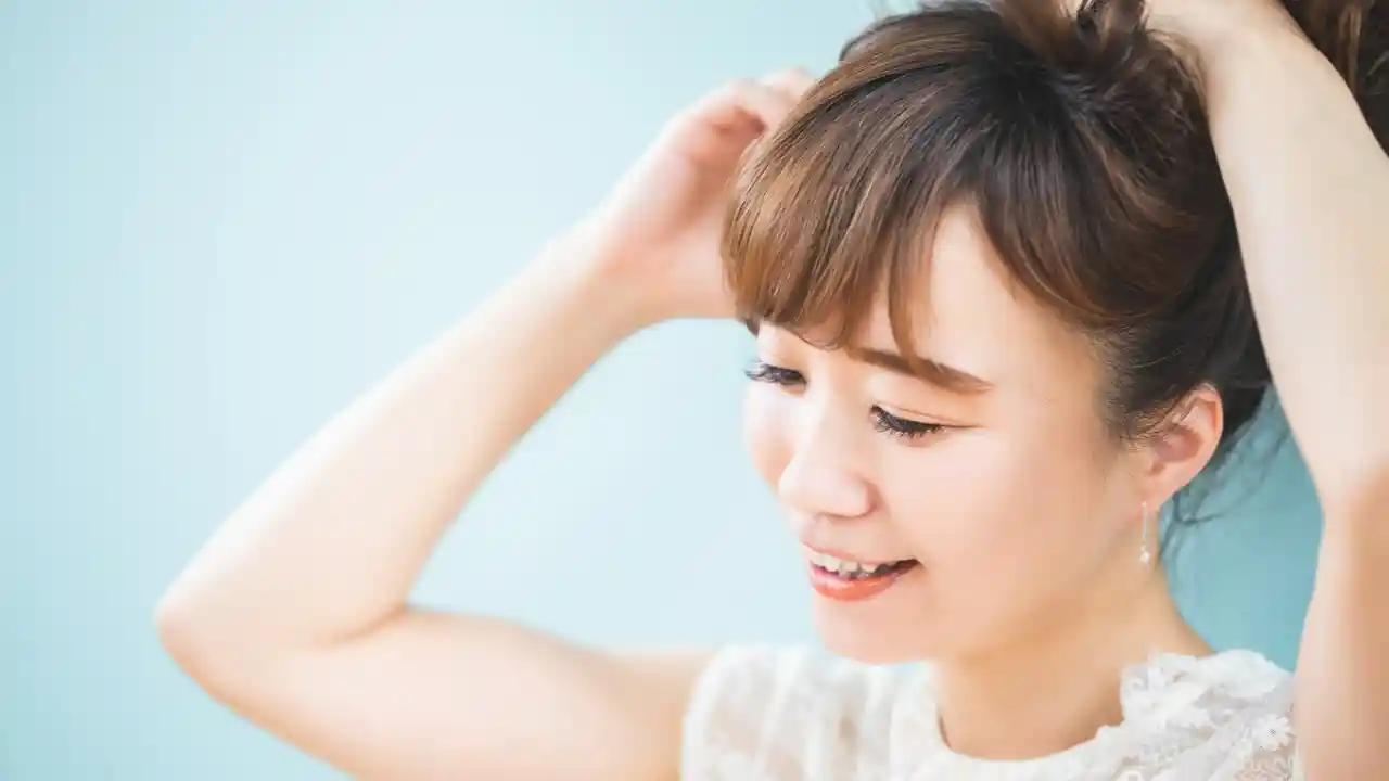 ヘアアレンジをする女性