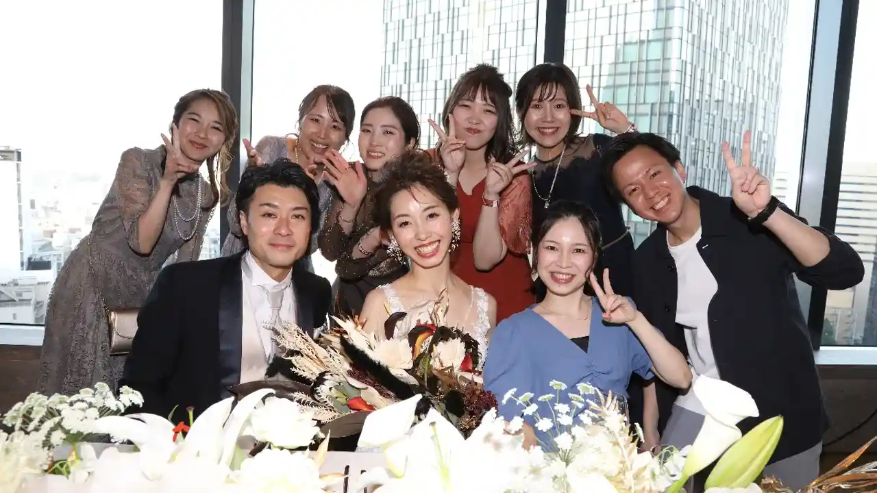 結婚式の二次会で新郎新婦とご友人の写真