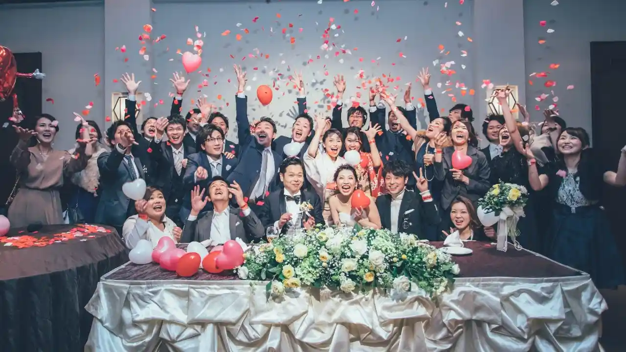 二次会でフラワーシャワーをしている様子