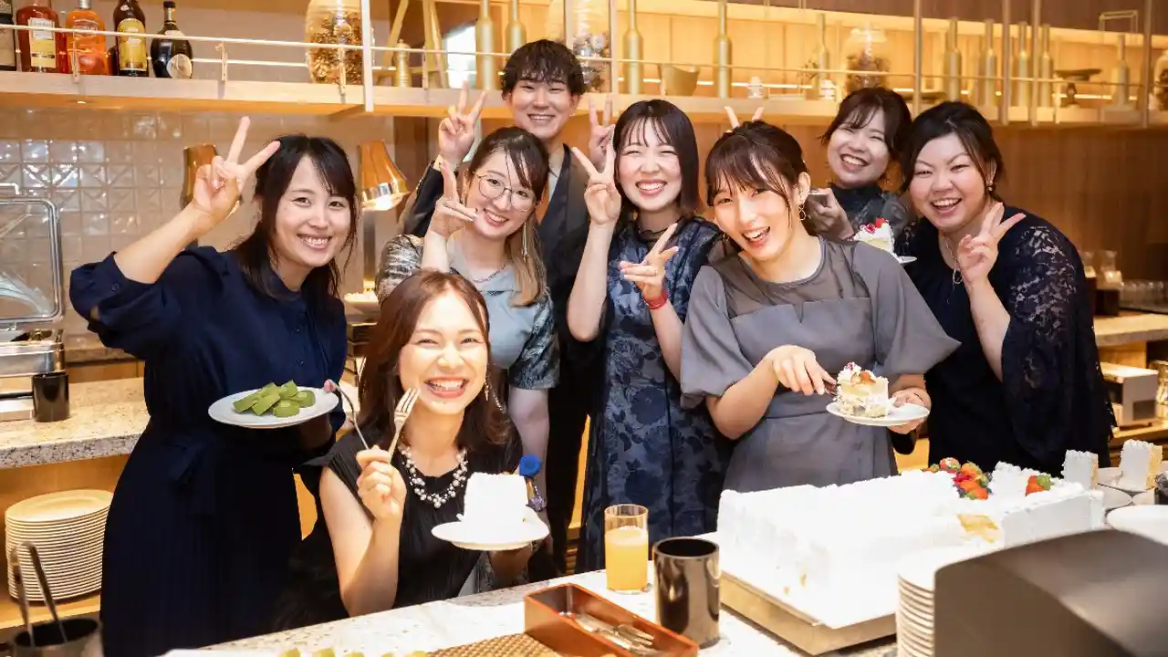 結婚式の二次会で友人と盛り上がる様子