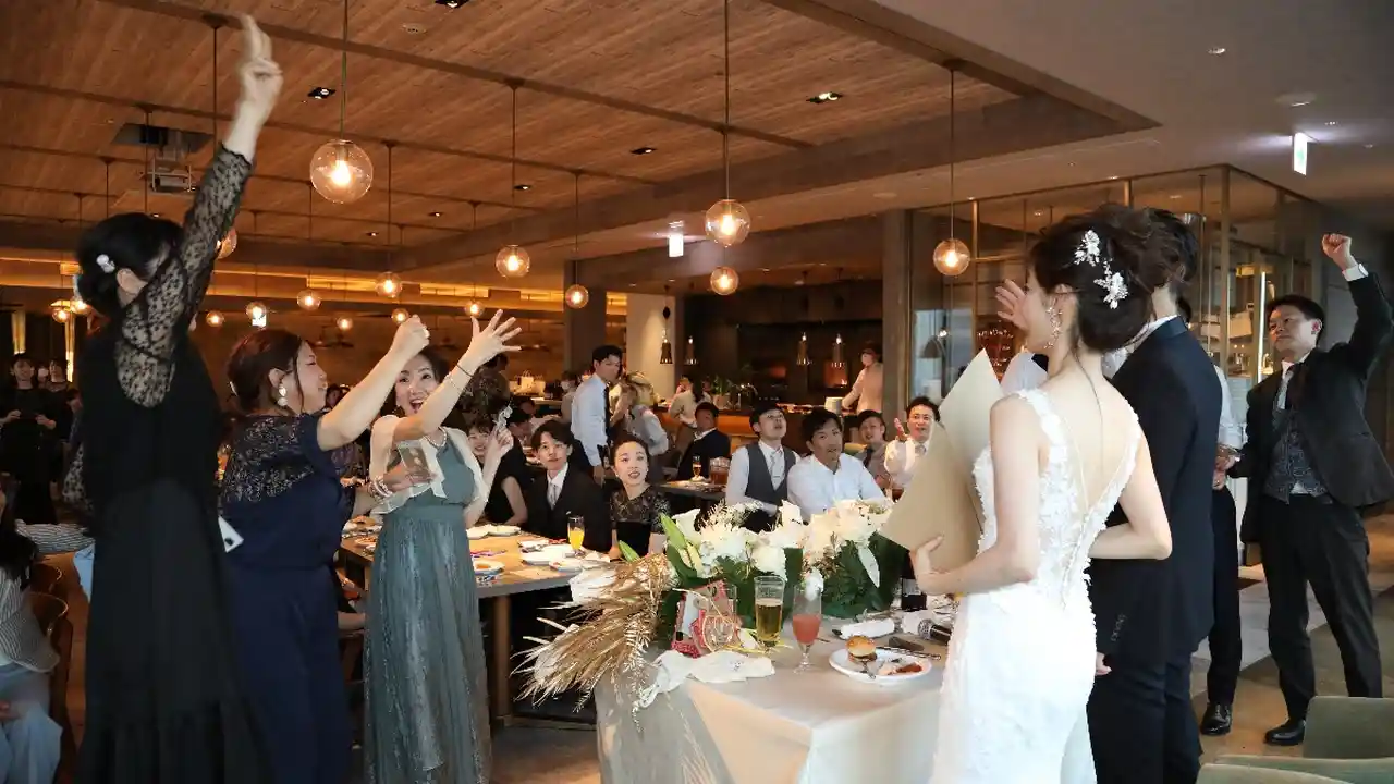 二次会のゲームで盛り上がっている様子