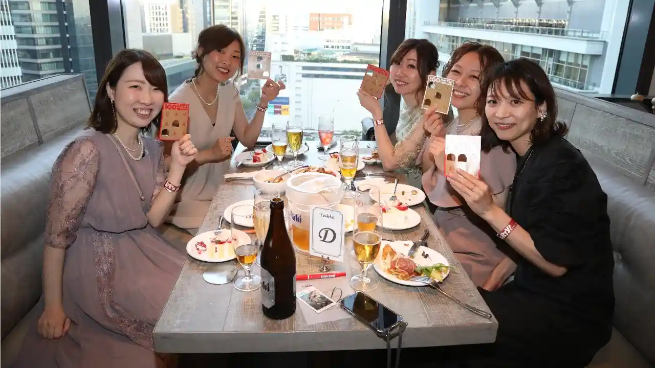 結婚式二次会のゲームで盛り上がっている写真