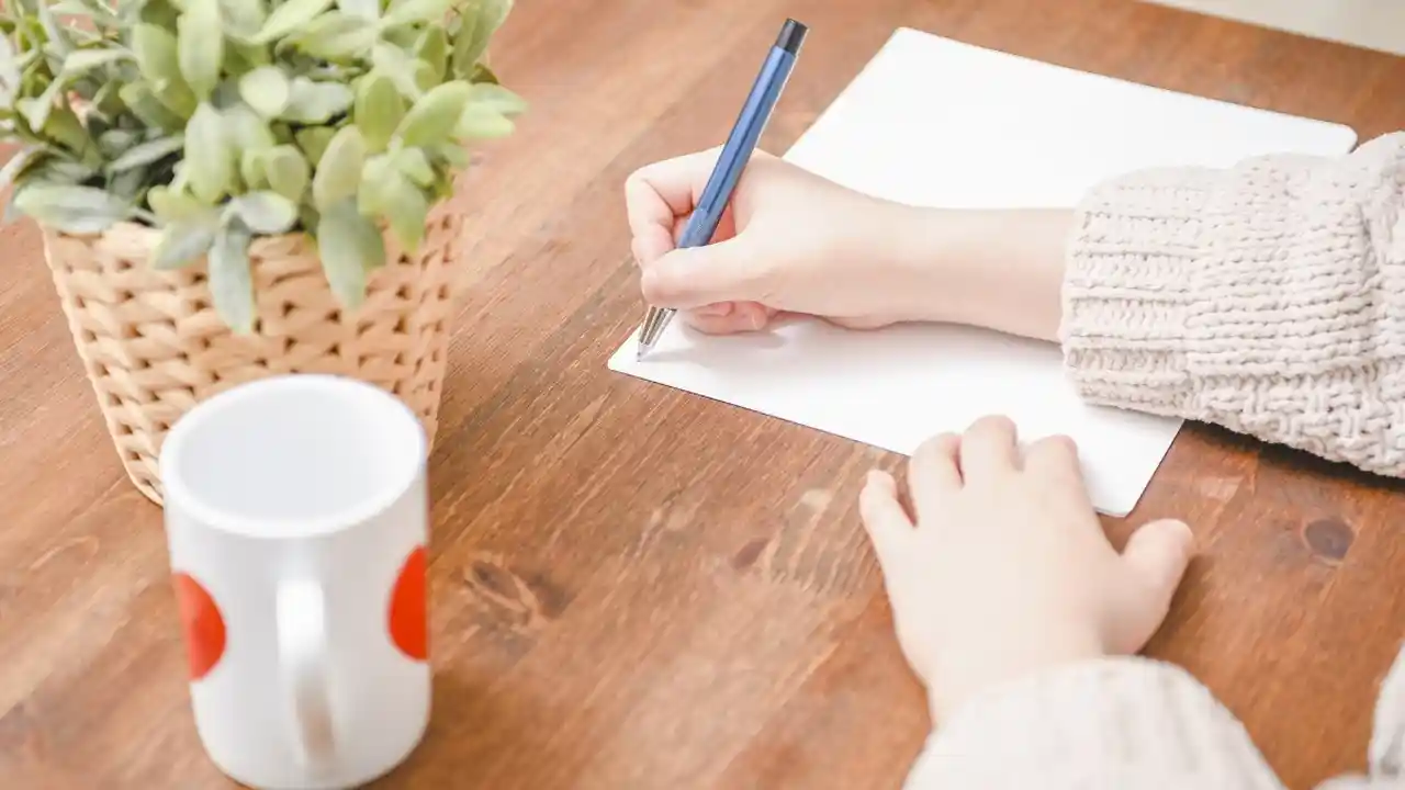 メモをとる様子の画像