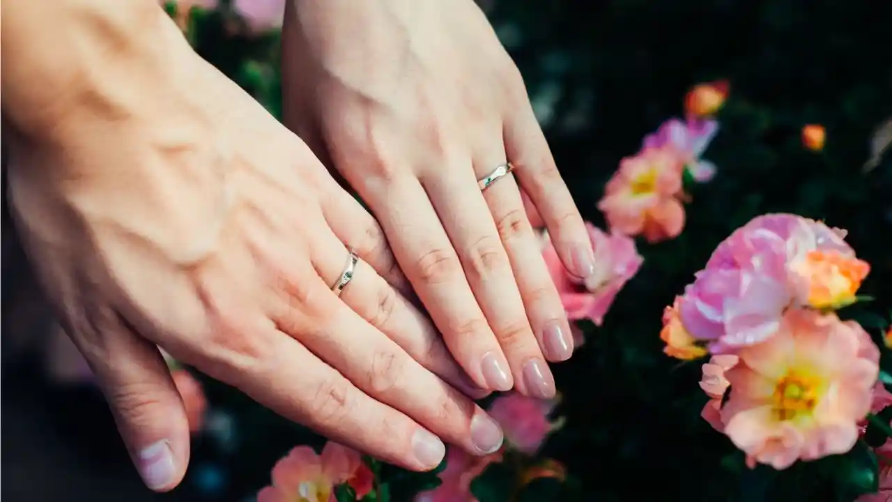 結婚指輪をしている手元の写真