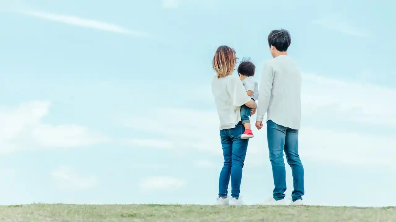 親子3人の後ろ姿の写真