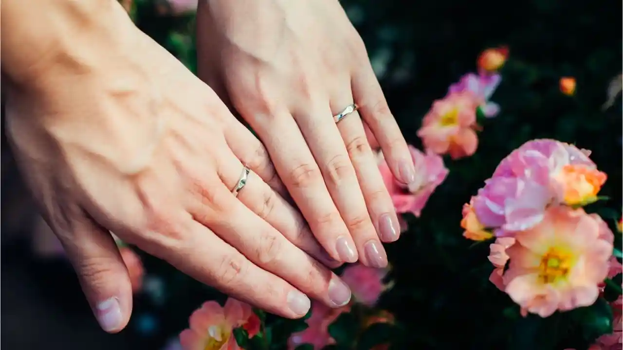 結婚指輪をしている夫婦の手元の写真